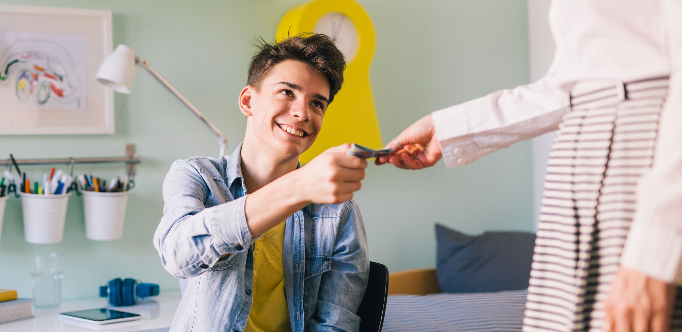 parent handing child money